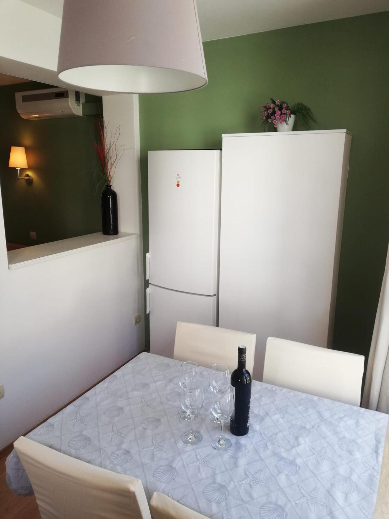 Apartmani Mistral Makarska Kamer foto